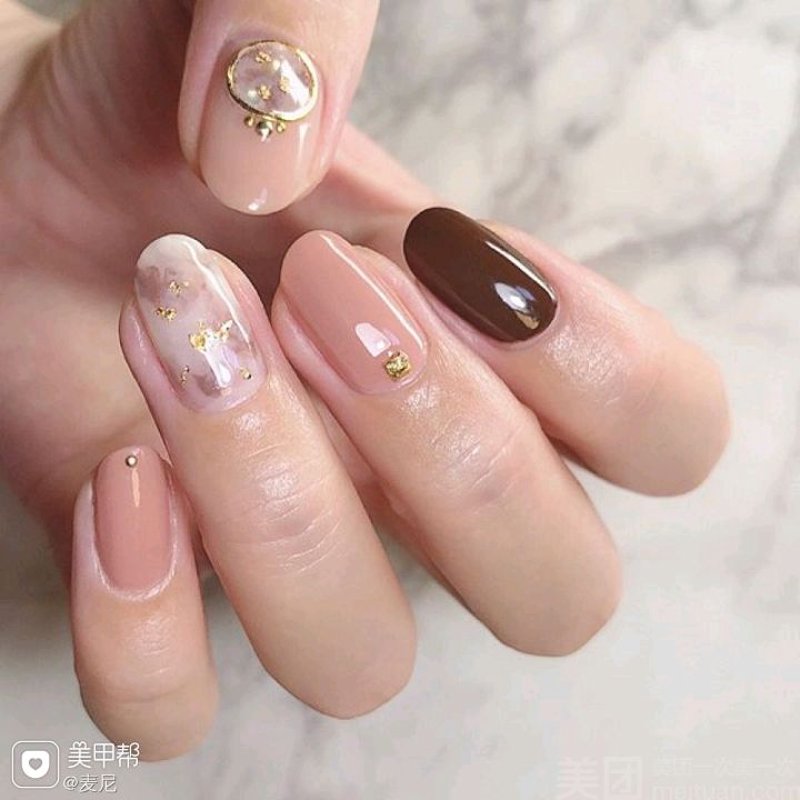 妍色时尚生活馆：紧跟潮流的脚步